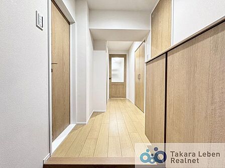 ナチュラルカラーの室内廊下、明るく開放感のある空間を演出します。