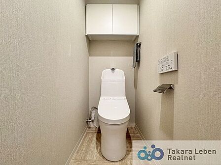 ウォシュレット機能付きのトイレ。ペーパーホルダーやタオル掛けは標準装備しています。