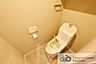 トイレ：ウォシュレット機能付きのトイレは壁掛けリモコンの上位グレードを採用。便座がスッキリした印象となり、限られた空間を広く見せる効果があります。