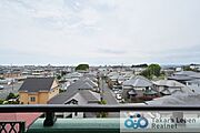 遮るものがなく見渡しの良い眺望です。室内にも爽やかな風と心地の良い日差しが差し込みます。