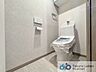 トイレ：ウォシュレット機能付きのトイレは壁掛けリモコンの上位グレードを採用。便座がスッキリした印象となり、限られた空間を広く見せる効果があります。