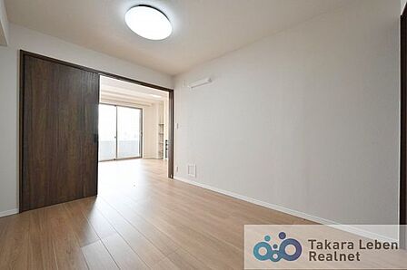 約6.1帖の洋室。独立したお部屋として利用しても良し。引き戸を開け放してリビング空間の延長として利用しても良いですね。