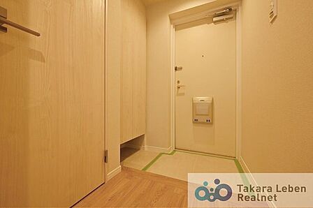 シューズボックス付きの玄関は、家族分の靴を整理しやすい空間。来客時も落ち着いた印象を与えます。