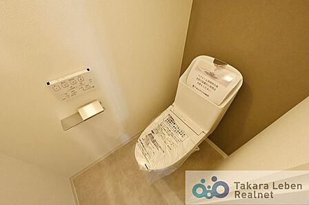 ウォシュレット機能付きのトイレは壁掛けリモコンの上位グレードを採用。便座がスッキリした印象となり、限られた空間を広く見せる効果があります。