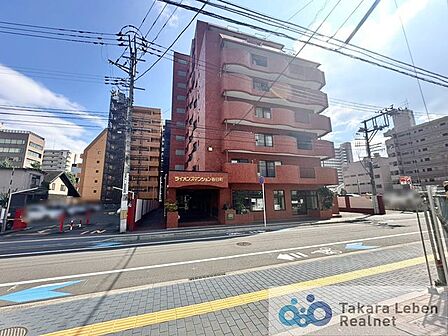 柔らかな印象で、周囲の街並みと調和する、シンプルで優しいデザインの外観です。