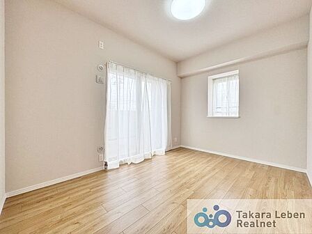 約6.4帖の洋室。やわらかな採光が心地よい空間です。朝は自然光で気持ちよく目覚め、夜は落ち着いた時間を過ごせます。