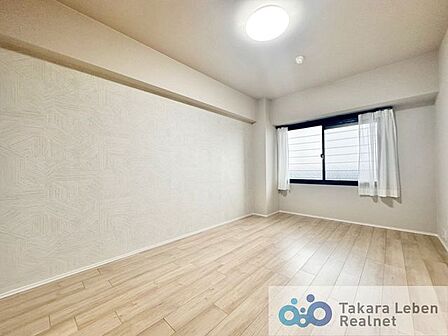 やわらかな採光が心地よい寝室。朝は自然光で気持ちよく目覚め、夜は落ち着いた時間を過ごせます。