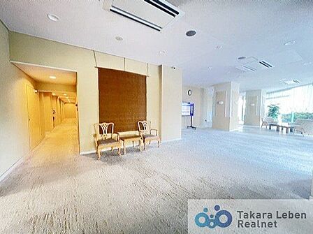 マンションエントランスです。落ち着いた温かみのある色調で、住む人をやさしく迎えてくれます。広々とした高級感溢れるエントランスが、ワンランク上の生活をお約束致します。