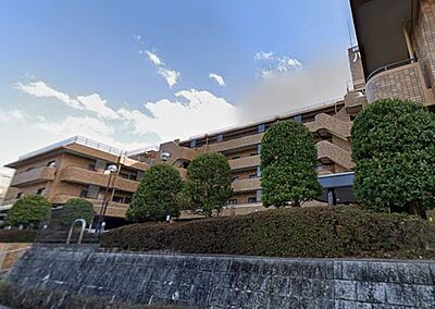 外観:喧噪を離れた環境に佇む本マンションは、都市では得がたい開放感のあるお楽しみいただけます。 外観:喧噪を離れた環境に佇む本マンションは、都市では得がたい開放感のあるお楽しみいただけます。