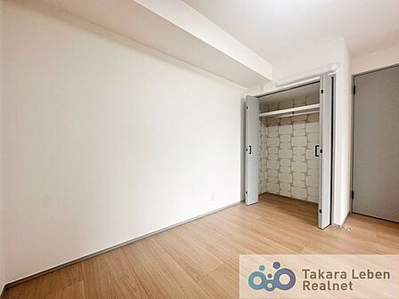 約5.0帖の洋室。お子さまのお部屋や、集中して作業をする際のお部屋など、様々な用途での使用が期待できます。