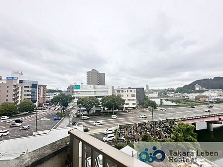 遮るものがなく見渡しの良い眺望です。室内にも爽やかな風と心地の良い日差しが差し込みます。
