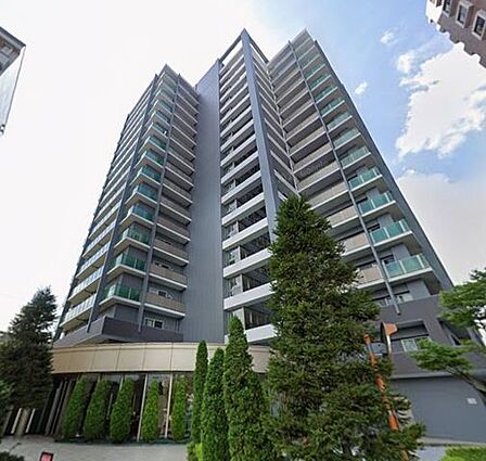 複数沿線利用可能な「郡山」駅まで徒歩11分のマンション。スーパー、コンビニ、薬局が徒歩圏内に揃う利便性良好な立地。ペット飼育可(細則有)