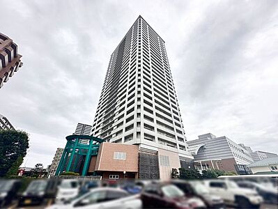 外観:周囲の景観と美しく溶け合いながら、凛とした表情を見せる外観デザイン。落ち着きと品格を兼ね備え、日常を心地よく迎え入れてくれる住まいです。 外観:周囲の景観と美しく溶け合いながら、凛とした表情を見せる外観デザイン。落ち着きと品格を兼ね備え、日常を心地よく迎え入れてくれる住まいです。