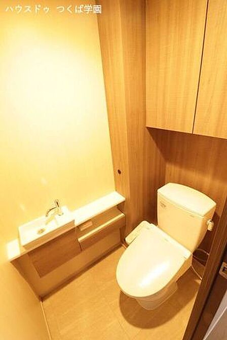 手洗い付きの節水型トイレです♪(収納付き)