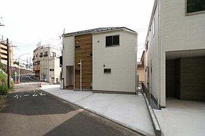 外観：街に溶けこみ美しい景観を生み出すこの邸宅は採光や風通しまで考え抜いて造りあげました。