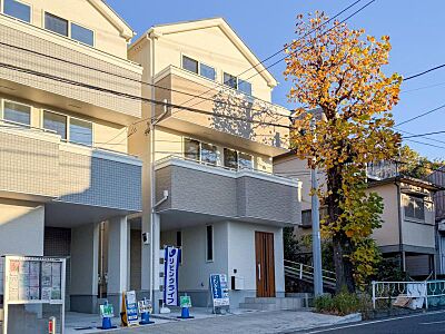 外観:陽光に映し出される外壁が美しい。暮らす家族を、訪ねてくる友人知人を楽しませてくれる外観です。 外観:陽光に映し出される外壁が美しい。暮らす家族を、訪ねてくる友人知人を楽しませてくれる外観です。