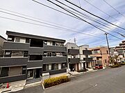 風の通り道。舞い込んでくる風が優しく躍り、室内に爽やかな空気を運んでくる。そこに季節の息吹を感じて、いまがどんな季節なのかを実感する。