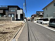 前面道路は約4.9ｍございます。毎日のお車の出し入れもストレスなく行えます。（2026年4月撮影）