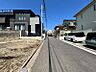 外観：前面道路は約4.9ｍございます。毎日のお車の出し入れもストレスなく行えます。（2026年4月撮影）
