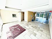 管理が行き届いた清潔感のあるエントランス。オートロックや防犯カメラも完備されておりマンションならではの防犯性の高さも住宅選びの大切な要素ですね。