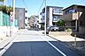 外観：前面道路は約6ｍ以上ございますので、毎日のお車の出し入れもストレスなく行えます。（2026.3.15撮影）