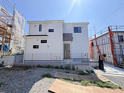 外観:街に溶けこみ美しい景観を生み出すこの邸宅は、採光や風通しまで考え抜いて造りあげました。(2026年8月撮影) 外観:街に溶けこみ美しい景観を生み出すこの邸宅は、採光や風通しまで考え抜いて造りあげました。(2026年8月撮影)