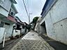 外観：前面道路は整備されており、落ち着いた住宅街に位置しています。