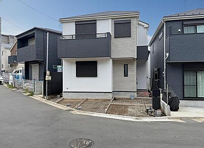 外観：街に溶けこみ美しい景観を生み出すこの邸宅は、採光や風通しまで考え抜いて造りあげました。