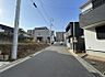 外観：前面道路は約5.5ｍございます。毎日のお車の出し入れもストレスなく行えます。