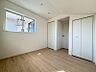 室内：窓からたっぷりと陽光が注がれる明るい空間。時を忘れて過ごす場所として過ごせるお部屋にクローゼットをご用意。