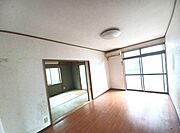 大きな窓から光が入り明るい空間でお寛ぎいただけます