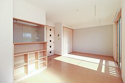 メゾン・ド・フローレンス C 2階1LDKのリビング/ダイニング