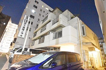 街に溶け合う美しい景観を生みだしているにも関わらず、採光や風通しを考えて設計された間取り。近隣との視線を考え、街全体で調整される窓位置。住まうご家族の心地よさを最優先しました。
