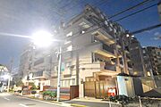 街に溶け合う美しい景観を生みだしているにも関わらず、採光や風通しを考えて設計された間取り。近隣との視線を考え、街全体で調整される窓位置。住まうご家族の心地よさを最優先しました。