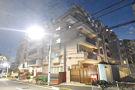 街に溶け合う美しい景観を生みだしているにも関わらず、採光や風通しを考えて設計された間取り。近隣との視線を考え、街全体で調整される窓位置。住まうご家族の心地よさを最優先しました。