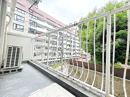 広々としたバルコニーには陽ざしがたっぷり。くつろぎの場としてはもちろん、洗濯やガーデニングにも活躍する、心地よさと便利さを兼ね備えたうれしいアウトドア空間です。