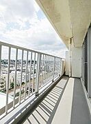 広々としたバルコニーには陽ざしがたっぷり。洗濯やガーデニングにも活躍する、心地よさと便利さを兼ね備えたうれしいアウトドア空間です。