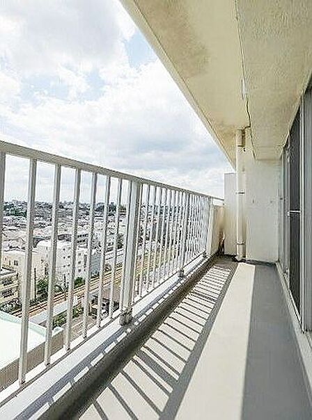 広々としたバルコニーには陽ざしがたっぷり。洗濯やガーデニングにも活躍する、心地よさと便利さを兼ね備えたうれしいアウトドア空間です。