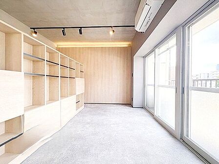やさしい陽射しが差し込む寝室は、心地よい眠りへと誘う癒しの空間。木目調の床と白を基調とした壁が、清潔感とやわらかな印象を与え、毎日の疲れをそっと包み込みます。