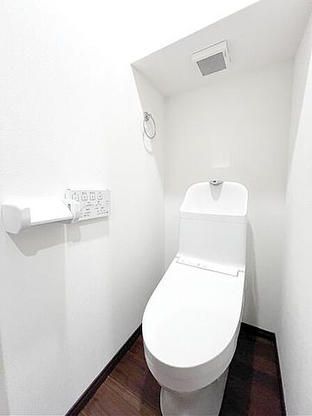 「やさしい温もりと清潔感に包まれる、ウォシュレット付きの上質な空間。」寒い朝も、忙しい日々も。肌にやさしい温水洗浄と抗菌機能が、心地よいひとときを演出します。