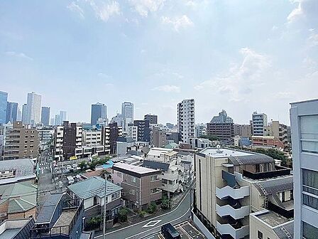 少し優雅に、眺望の良い部屋で新生活をしてみませんか?青空がみえたり、眺望や窓からの景色が良いと、家で過ごす時間も快適です。