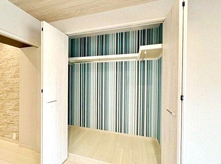 すっきり暮らせる、クローゼット付きの居室!衣類やバッグ、小物類をまとめて収納できるクローゼット付きの居室は、空間を美しく保ち、毎日の身支度を快適にしてくれます。