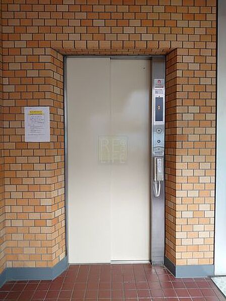 毎日の昇降が快適に、エレベーター完備!重い荷物の持ち運びやベビーカーの利用時も安心。階段の昇り降りにストレスを感じることなく、すべての世代にやさしい住環境を叶えます。