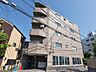 リビング/ダイニング：街に溶け合う美しい景観を生みだしているにも関わらず、採光や風通しを考えて設計された間取り。近隣との視線を考え、街全体で調整される窓位置。住まうご家族の心地よさを最優先しました。