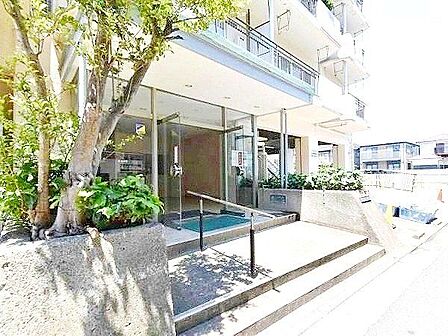 光を多く取り入れた明るいエントランス部分は高級感ある仕上り。将来に亘って誇れる我が家の大事な入り口部分。