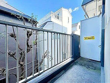 広々としたバルコニーには陽ざしがたっぷり。くつろぎの場としてはもちろん、洗濯やガーデニングにも活躍する、心地よさと便利さを兼ね備えたうれしいアウトドア空間です。
