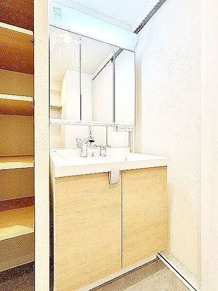 パウダールームは朝を快適させてくれる空間としては大切な空間です。バタバタしている忙しい朝でも収納が多い洗面台では短時間で効率良く支度ができます。