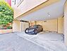 駐車場：敷地内に居住者専用の駐車場をご用意しております。日々の通勤やお出かけに便利な環境を整えており、安心してお車をご利用いただけます。