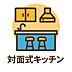 リビング/ダイニング：自然光と風が心地よい、窓付きキッチン。明るく開放的な空間で、毎日の料理がもっと快適に。熱やにおいがこもりにくく、気持ちよく換気できる理想的なキッチンです。
