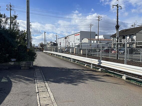 西側前面道路